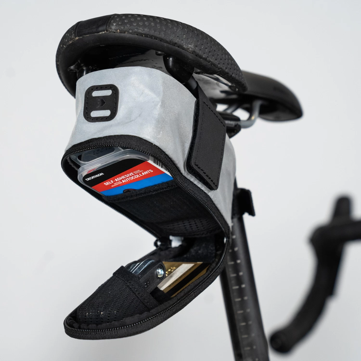 Decathlon Reflective Saddle Bag 0.6L Easy M 5 Decathlon Reflective Saddle Bag 0.6L Easy M - Image 3